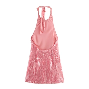 Roze pailletten halterjurk voor dames met open rug en professionele platte presentatie