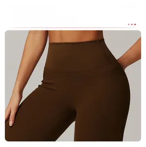 Détail du legging de yoga taille haute avec poche latérale et contrôle du ventre en marron