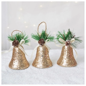Gros plan de cloches de Noël dorées pailletées avec aiguilles de pin et pommes de pin