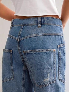 Jean droit vintage bleu pour femme avec poches arrière et détails déchirés tendance