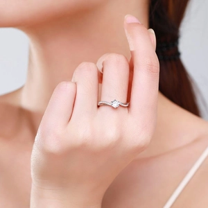 Elegant S925 sterling silver six-claw diamond ring with twisted band on a model hand