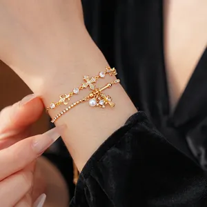 Bracelet double rang avec pendentif croix, perles blanches et oxydes de zirconium