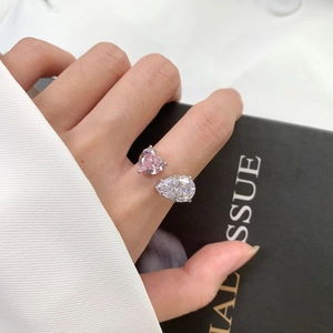Détail d'une bague en argent S925 avec zircons rose en cœur et en forme de poire
