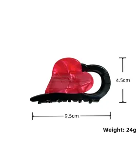Dettaglio della pinza per capelli a cuore rosso in acetato da 9,5 cm con dimensioni