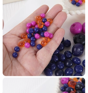 Nahaufnahme bunter PVC-Blaubeerperlen für DIY-Schmuck und Kuchendekoration