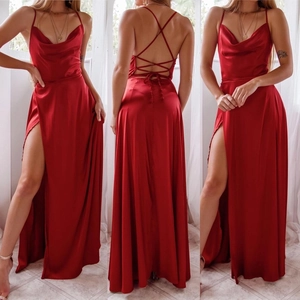 Vue triple d'une robe de soirée en satin rouge avec dos nu et fente haute sur le côté