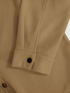 Detailansicht der khakifarbenen Wolljacke-Manschette mit Knopfleiste und feinen Nähten