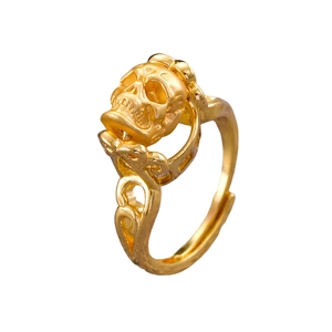 Detail van gouden gotische schedelring met verstelbare open band en metalen textuur