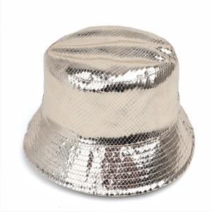 Détail du chapeau bob doré métallisé avec texture gaufrée effet peau de serpent chic