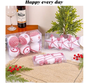 Set di decorazioni natalizie in schiuma con trame in maglia su fondo in iuta rustica