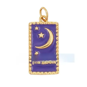 Détail macro d'un pendentif tarot en émail violet avec lune dorée et petites étoiles
