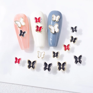 Détail macro de charmes d'ongles papillon colorés avec finition émail et base métal