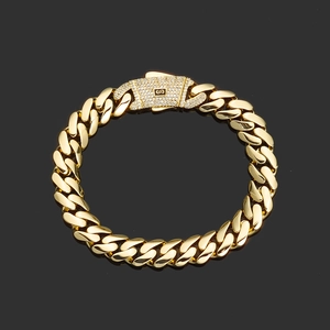 Dettaglio del bracciale a catena cubana in oro 14K con chiusura in cristallo e logo S