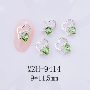 Détails de bijoux d'ongles en forme de cœur argenté avec gravure Love et cristal vert