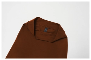Détail de la couture à double aiguille et de l'étiquette sur vêtement de yoga
