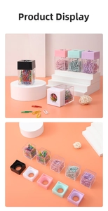 Dettaglio di dispenser magnetici quadrati per graffette in colori pastello Macaron