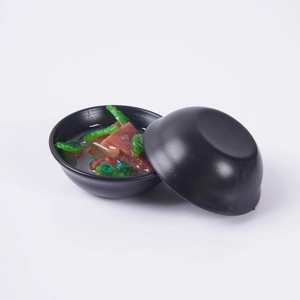 Miniature de soupe miso japonaise avec viande et oignons verts dans un bol noir pour porte-clés
