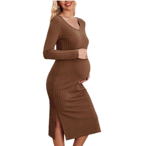Robe de maternité en tricot côtelé marron à manches longues avec fente latérale pour l'hiver