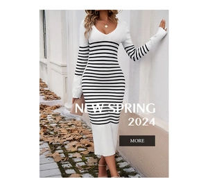 Détail d'une robe en maille ajustée avec col en V et rayures horizontales noires sur blanc