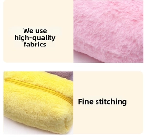 Dettaglio dell'astuccio in peluche che mostra il morbido tessuto e le cuciture di qualità