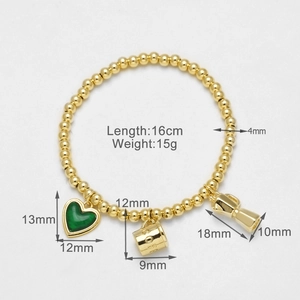 Detalle de pulsera de cuentas bañada en oro de 18k con corazón de esmalte y café