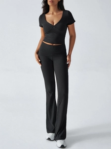 Détail du tissu côtelé noir de l'ensemble Y2K avec haut col en V et pantalon évasé