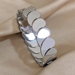 Bracelet jonc argenté à plusieurs couches en acier inoxydable sur fond de soie