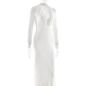 Détail d'une robe blanche à manches longues avec col en V profond et coupe ajustée