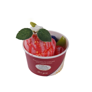 Modello di gelato alla fragola artificiale con scritta di auguri dorata su bicchiere