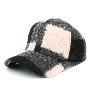 Dettaglio macro del cappellino da baseball in pile teddy a quadri caldi e spessi