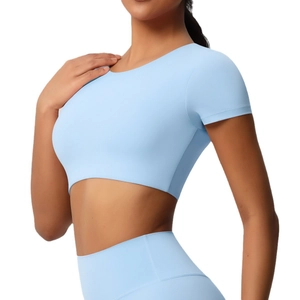 Haut de yoga court bleu clair sans couture avec coussinets de poitrine intégrés sur mannequin