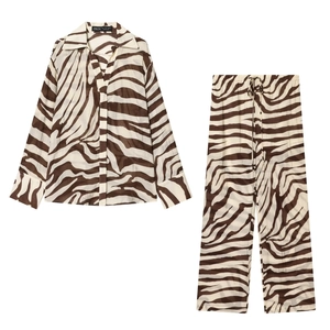 Ensemble zébré pour femme avec chemise à manches longues et pantalon à cordon réglable