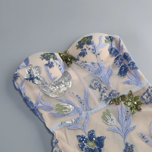 Details von Blumenstickereien und Pailletten auf einem Mesh-Kleid mit geformten Cups