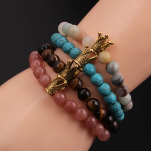 Stapelbares 8mm Perlenarmband Set mit Tigerauge und Türkis sowie goldenen Kronenanhängern