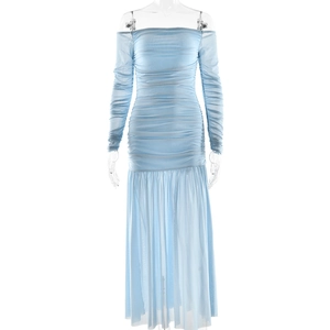 Élégante robe maxi bleu clair à épaules dénudées avec plis et couches en maille
