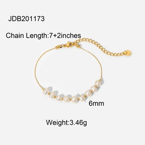 Détail du bracelet en acier inoxydable plaqué or 18k avec perles d'eau douce 6mm