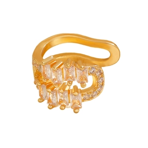 Detailansicht der luxuriösen goldenen Ohrmanschette mit funkelnden Zirkonia-Steinen