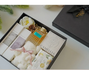 Set regalo di lusso con cera profumata alla camelia, skincare e orsetto di peluche