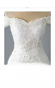 Vue détaillée d'une robe de mariée à épaules dénudées avec dentelle florale et sequins argentés