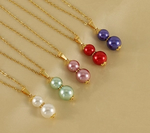 Dettaglio di collane in acciaio inossidabile placcate oro 18k con perline multicolore