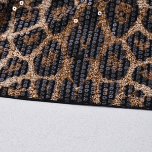 Détail de sequins léopard et coutures haute densité sur ce haut court dos nu chic
