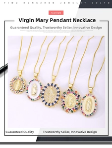 Détail de cinq pendentifs Vierge Marie dorés ornés de zircons colorés et d'émail fin