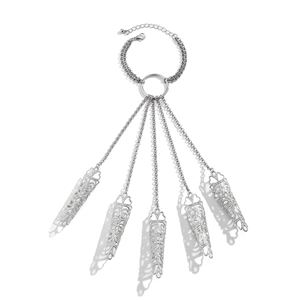 Dettaglio del bracciale gotico in argento con anelli traforati e catena a maglie regolabile