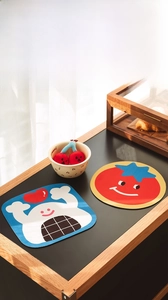 Détail de sous-verres absorbants champignons avec motifs de tomate et de cœur