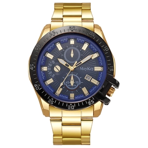 Dettaglio dell'orologio al quarzo dorato con quadrante blu e datario a finestrella