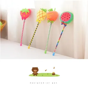 Dettaglio di penne pompon alla frutta con design di fragola e ananas carini