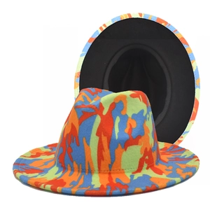 Chapeau fedora en feutre coloré avec imprimé camouflage orange et vert pour voyage