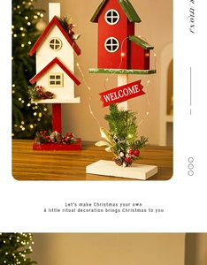 Dettagli macro di decorazioni natalizie in legno con luci LED calde e pigne decorative