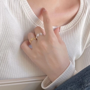 Elegant S925 sterling silver hollow floral chain rings in gold and silver finish