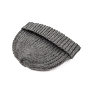 Détail du bonnet en maille côtelée gris foncé avec un large bord à revers épais